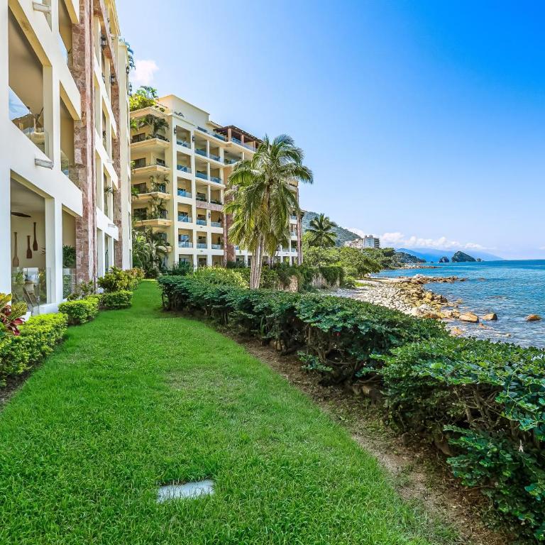 Cozy beachfront apartment with stunning ocean views and resort amenities - Vacation Home - 1