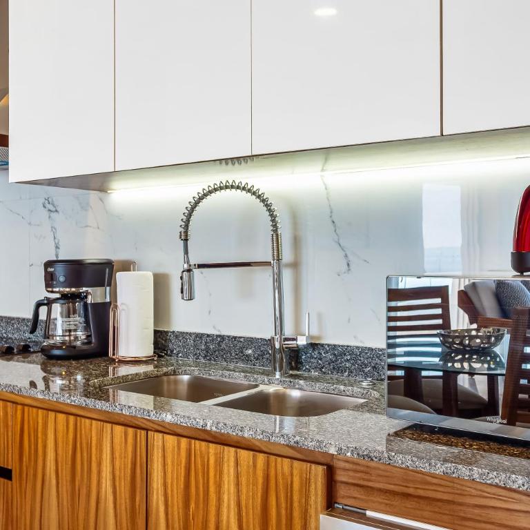 Luxurious upscale condo w/ wraparound oceanfront view & shared pool - Casa - 17