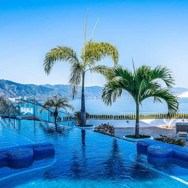 Modern hillside suite with balcony, city view, pools, gym & full kitchen - Vacation Home - 35
