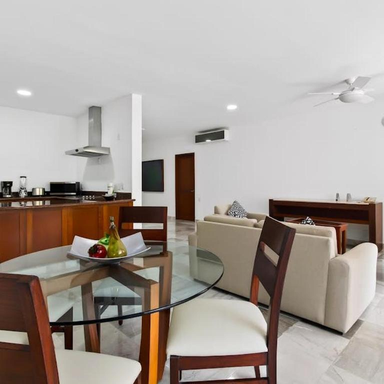 Modern hillside suite with balcony, city view, pools, gym & full kitchen - Vacation Home - 10