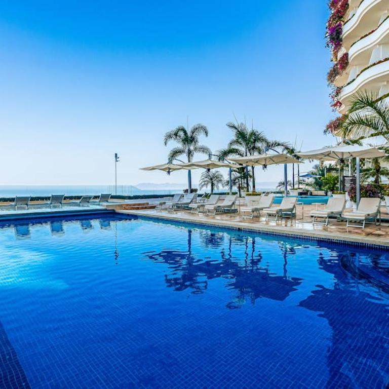 Modern hillside suite with balcony, city view, pools, gym & full kitchen - Vacation Home - 36
