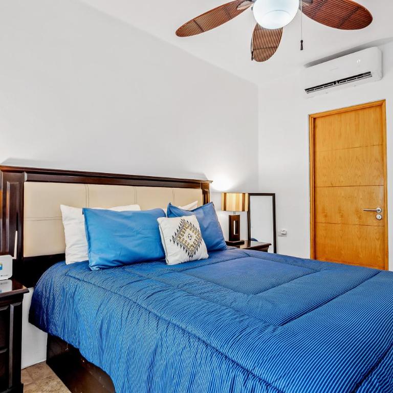 Ocean-view condo with pools, roof deck, lounge, private balcony, & AC - Casa - 14