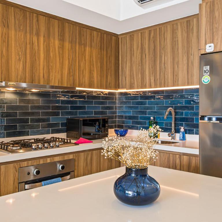 Stylish oceanfront condo with infinity pool, rooftop deck & beach access - Vacation Home - 8