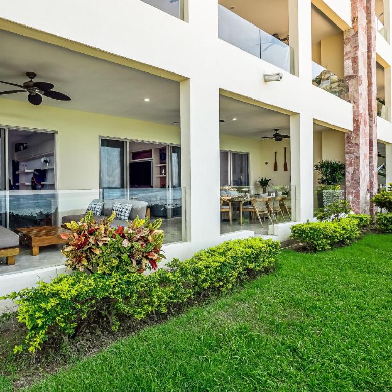 Cozy beachfront apartment with stunning ocean views and resort amenities - Vacation Home - 2