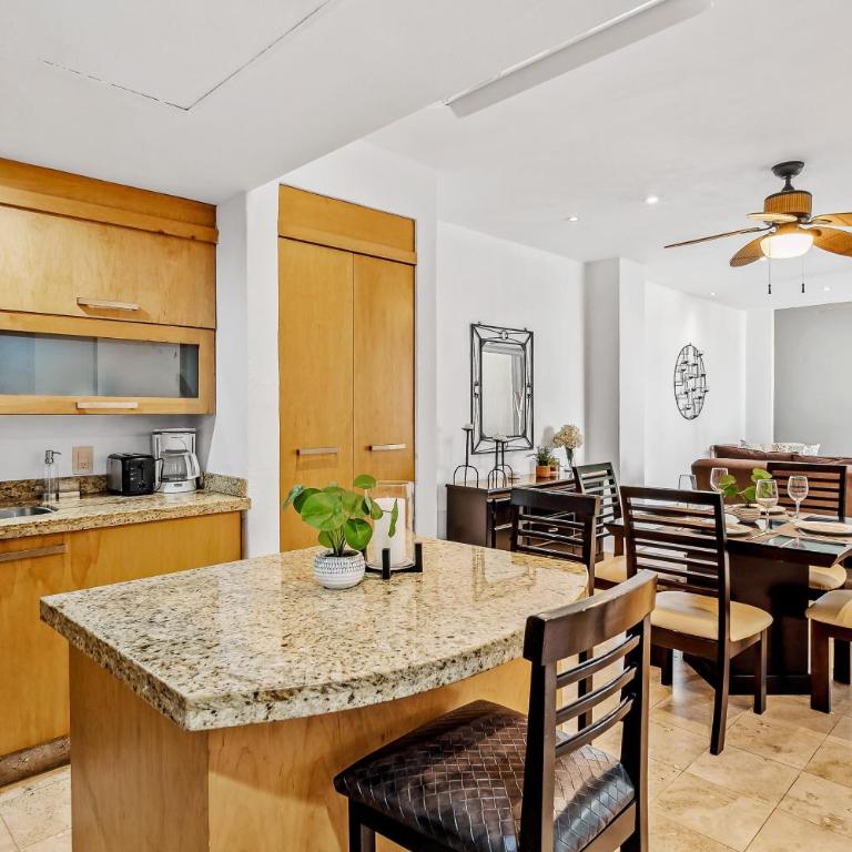 Ocean-view condo with pools, roof deck, lounge, private balcony, & AC - Casa - 12