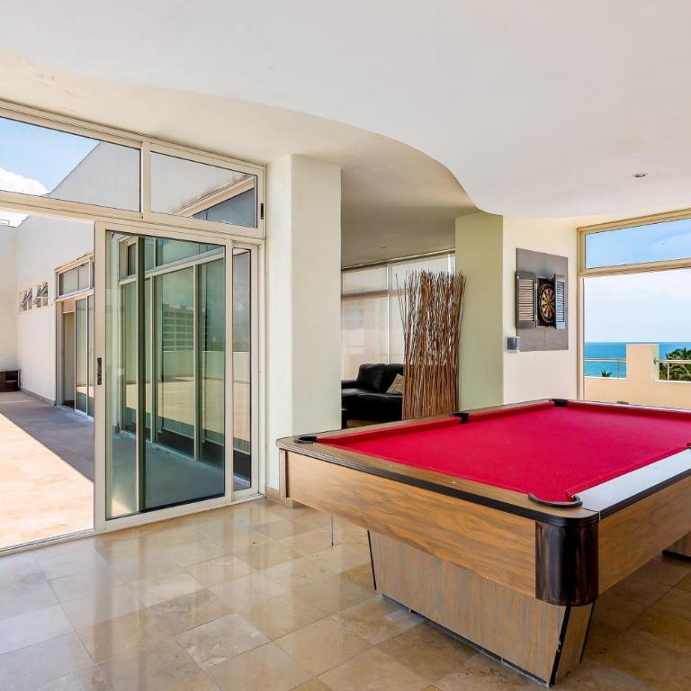 Ocean-view condo with pools, roof deck, lounge, private balcony, & AC - Casa - 20