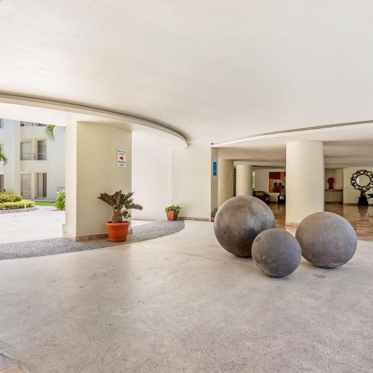 Ocean-view condo with pools, roof deck, lounge, private balcony, & AC - Casa - 22