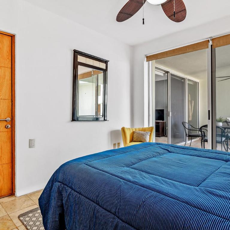 Ocean-view condo with pools, roof deck, lounge, private balcony, & AC - Casa - 15