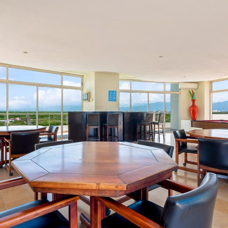 Ocean-view condo with pools, roof deck, lounge, private balcony, & AC - Casa - 21