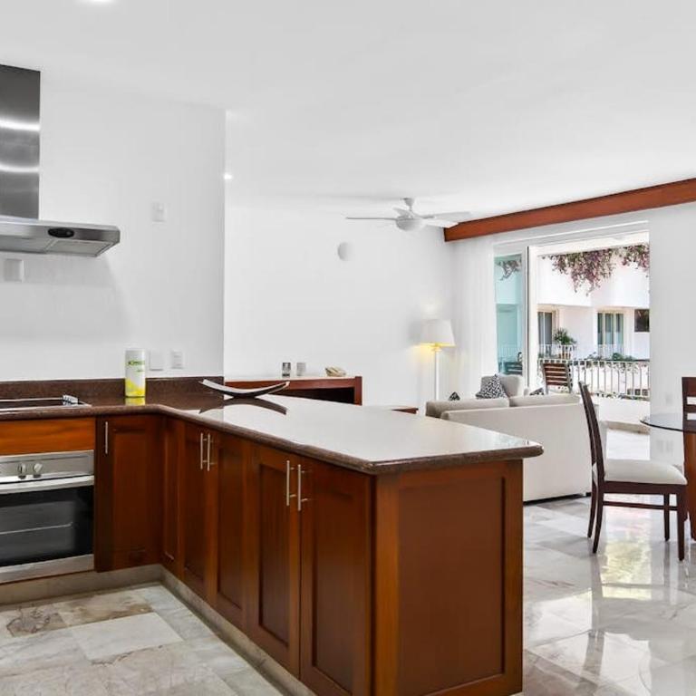 Modern hillside suite with balcony, city view, pools, gym & full kitchen - Vacation Home - 12