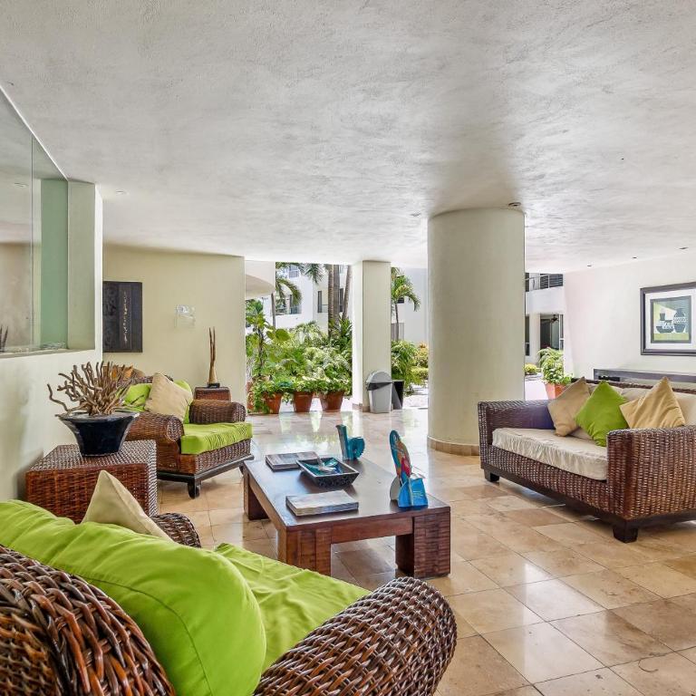 Ocean-view condo with pools, roof deck, lounge, private balcony, & AC - Casa - 5