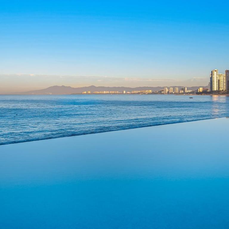 Modern oceanfront studio with breathtaking sunsets, heated pools & beach access - Casa - 48