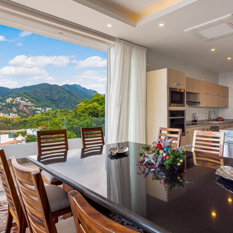 Upscale oceanfront condo with extensive balcony, pool & ocean views - Casa - 14