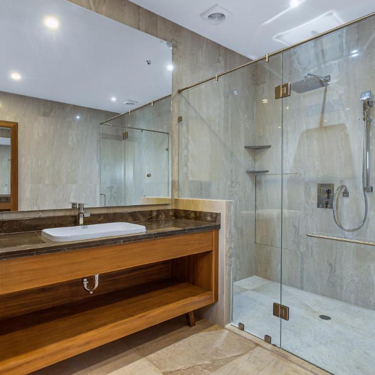 Upscale oceanfront condo with extensive balcony, pool & ocean views - Casa - 40