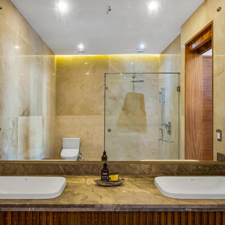 Upscale oceanfront condo with extensive balcony, pool & ocean views - Casa - 41