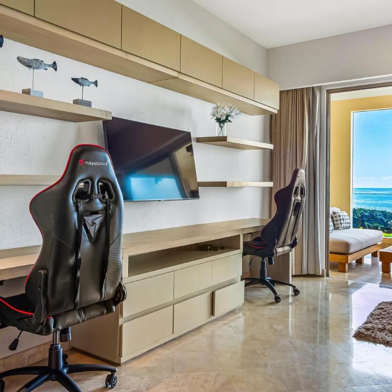Cozy beachfront apartment with stunning ocean views and resort amenities - Vacation Home - 12