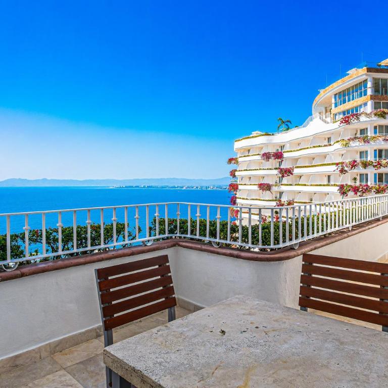 Elegant oceanview suite with heated pool, private hot tub & terrace dining - Vacation Home - 31