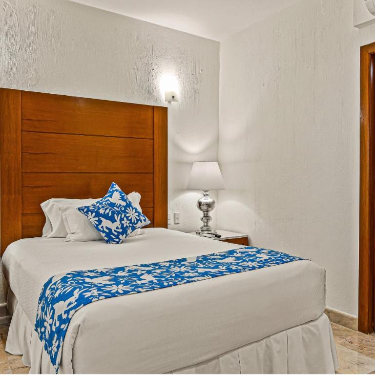 Elegant oceanview suite with heated pool, private hot tub & terrace dining - Vacation Home - 18