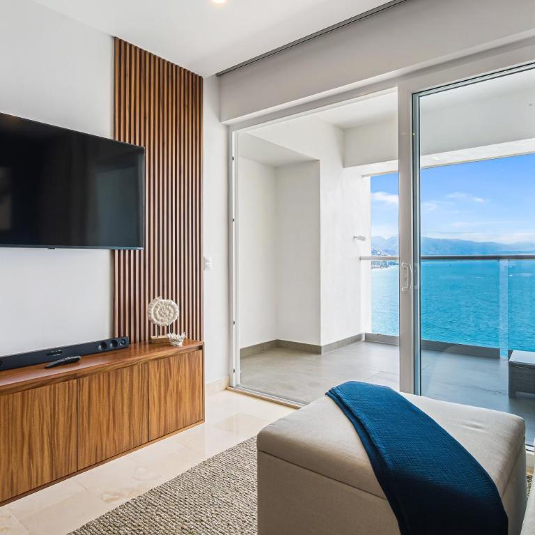Stylish oceanfront condo with infinity pool, rooftop deck & beach access - Vacation Home - 3