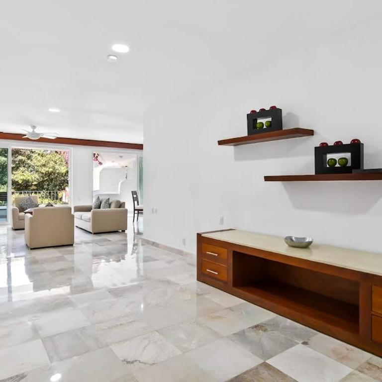Modern hillside suite with balcony, city view, pools, gym & full kitchen - Vacation Home - 8