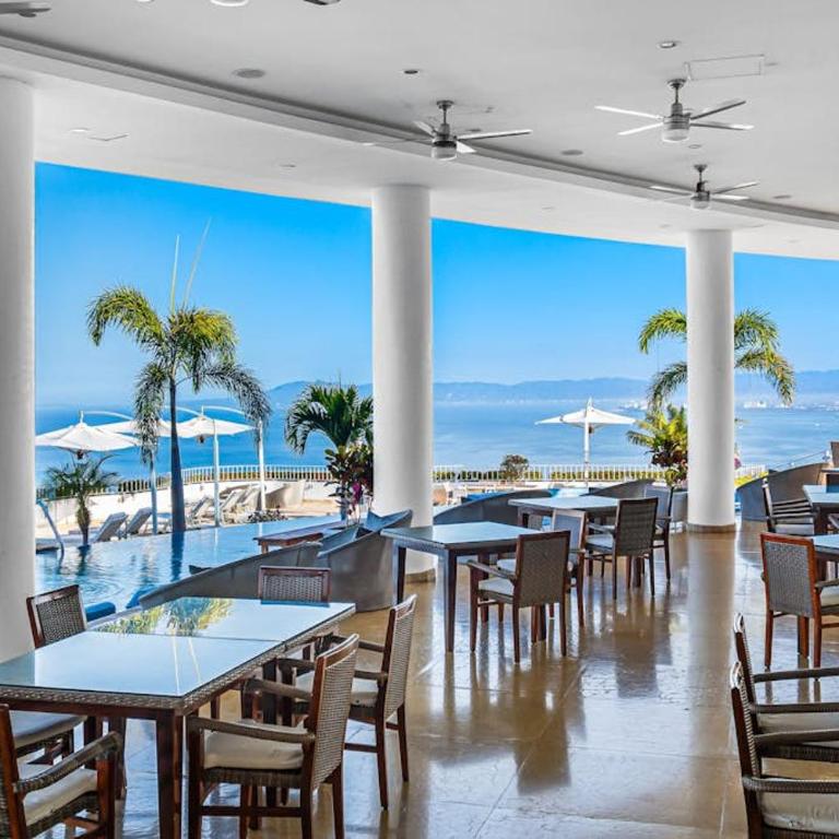 Modern hillside suite with balcony, city view, pools, gym & full kitchen - Vacation Home - 45