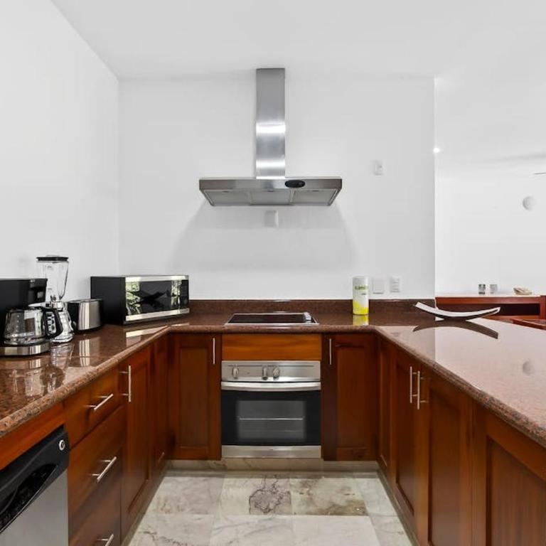Modern hillside suite with balcony, city view, pools, gym & full kitchen - Vacation Home - 14