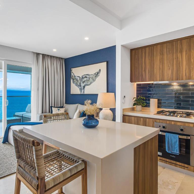 Stylish oceanfront condo with infinity pool, rooftop deck & beach access - Vacation Home - 10
