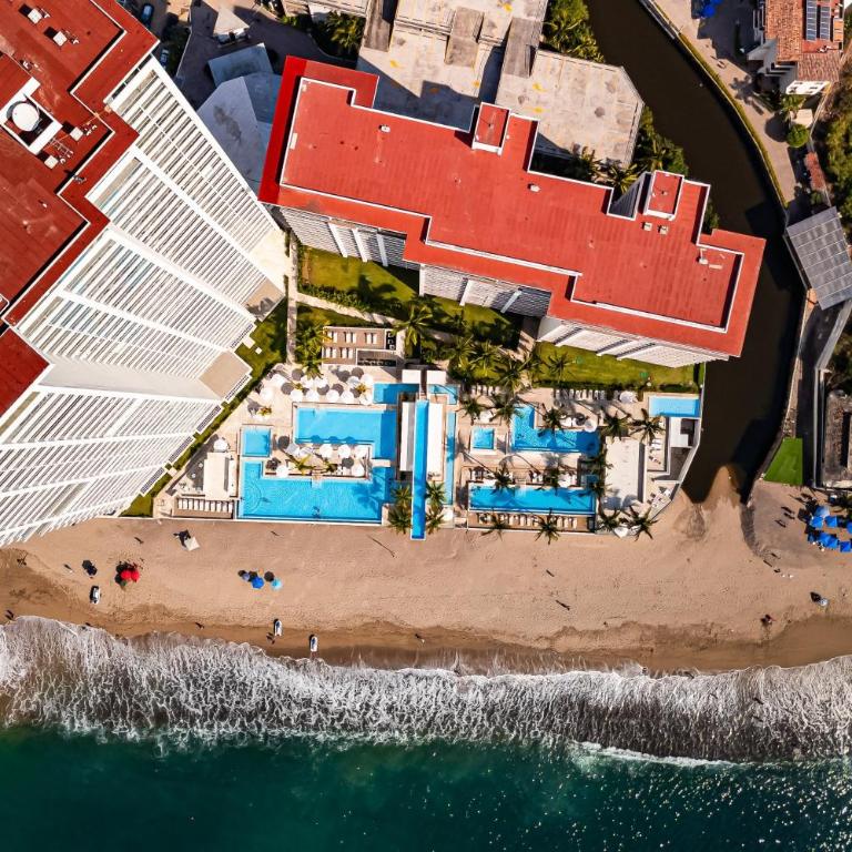 Stylish oceanfront condo with infinity pool, rooftop deck & beach access - Vacation Home - 43