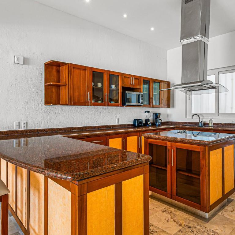 Elegant oceanview suite with heated pool, private hot tub & terrace dining - Vacation Home - 11