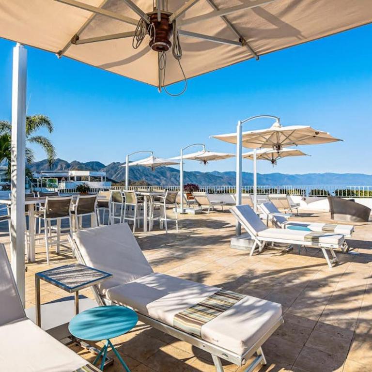 Modern hillside suite with balcony, city view, pools, gym & full kitchen - Vacation Home - 39
