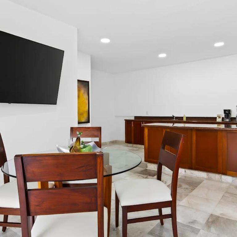 Modern hillside suite with balcony, city view, pools, gym & full kitchen - Vacation Home - 11