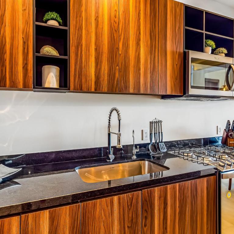 Mountain-view apartment near beach with balcony, rooftop pool, gym, & Ping-Pong - Casa - 12