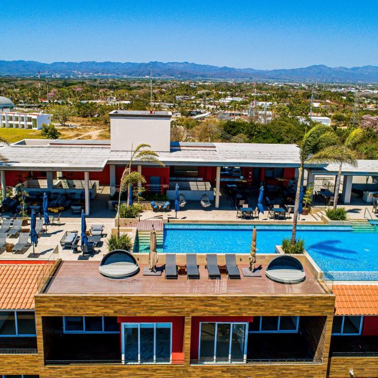 Mountain-view apartment near beach with balcony, rooftop pool, gym, & Ping-Pong - Casa - 45