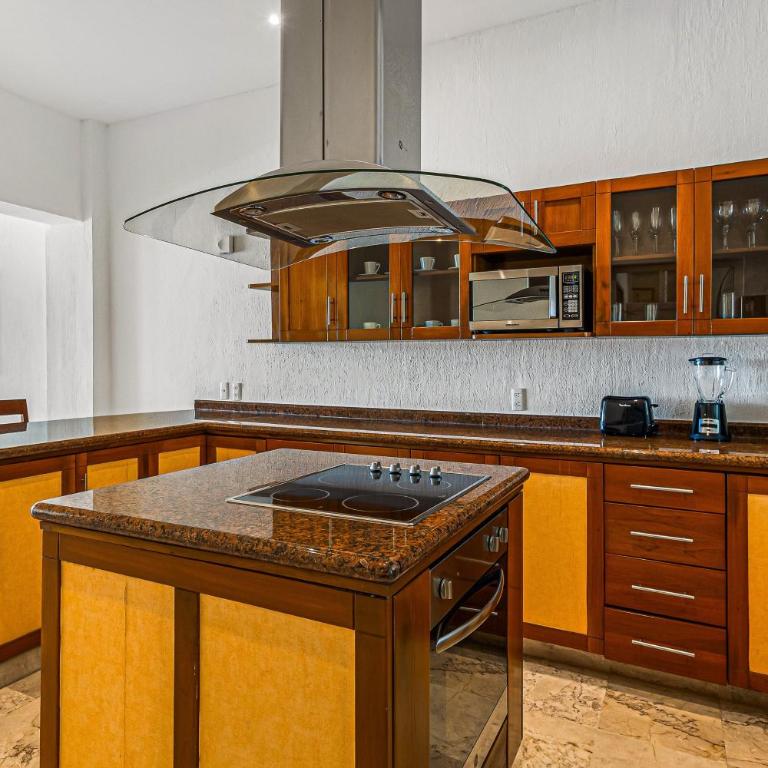 Elegant oceanview suite with heated pool, private hot tub & terrace dining - Vacation Home - 10