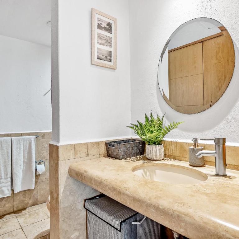Ocean-view condo with pools, roof deck, lounge, private balcony, & AC - Casa - 17