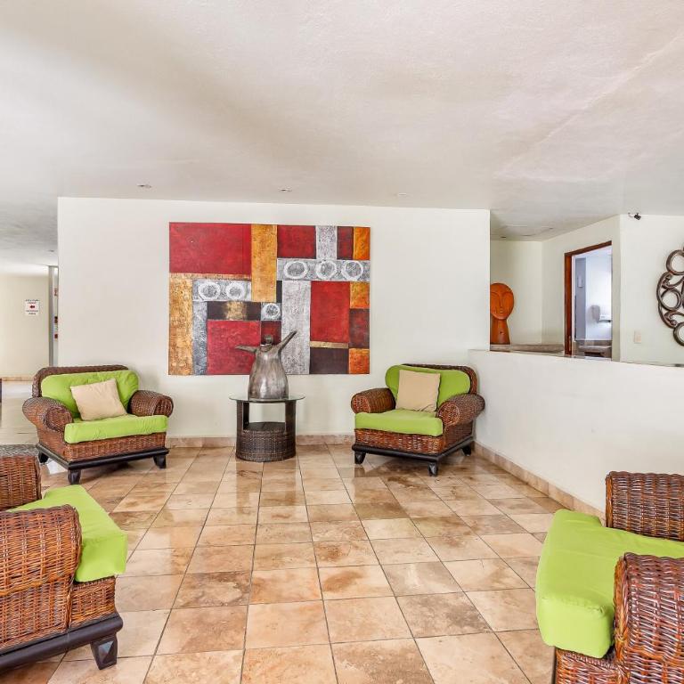 Ocean-view condo with pools, roof deck, lounge, private balcony, & AC - Casa - 6