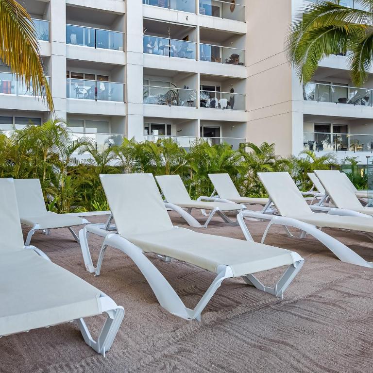 Modern oceanfront studio with breathtaking sunsets, heated pools & beach access - Casa - 35