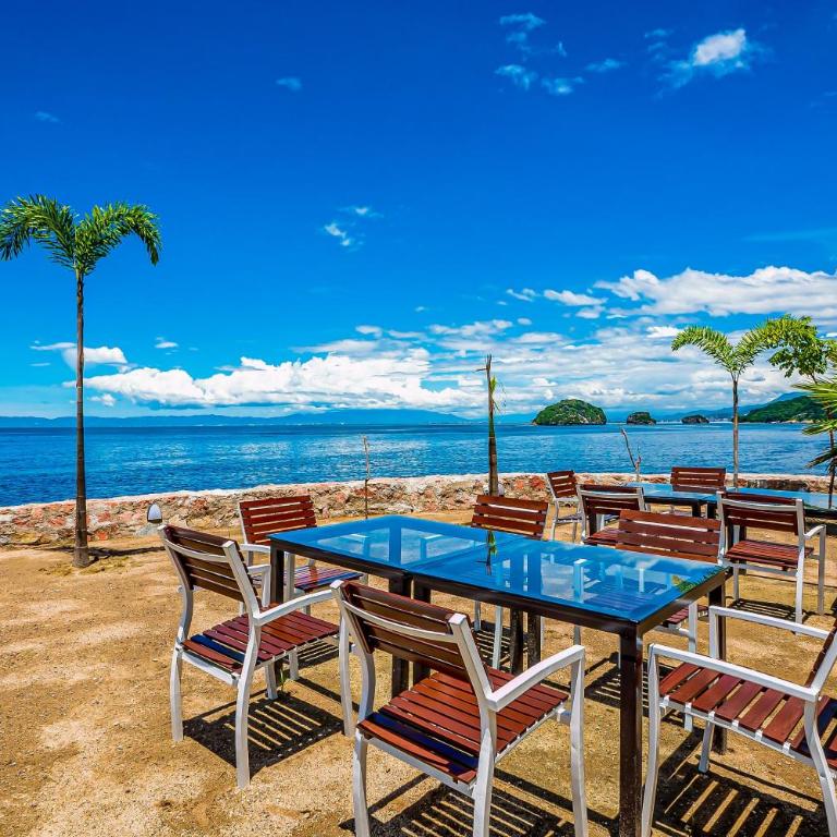 Exquisite waterfront condo with amazing pool, balcony & W/D - Vacation Home - 42