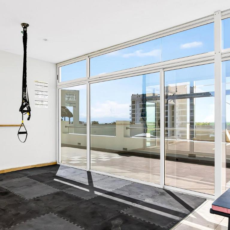 Bright coastal apartment with pool, balcony & beach access close by - Casa - 31