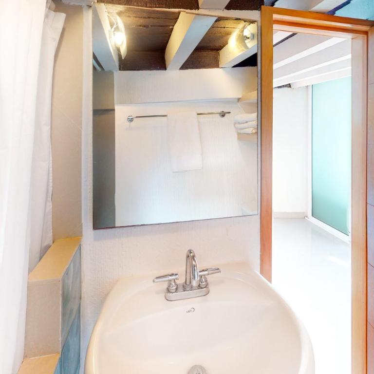 Modern & bright condo with ocean views & pool - walk to the beach - Vacation Home - 13