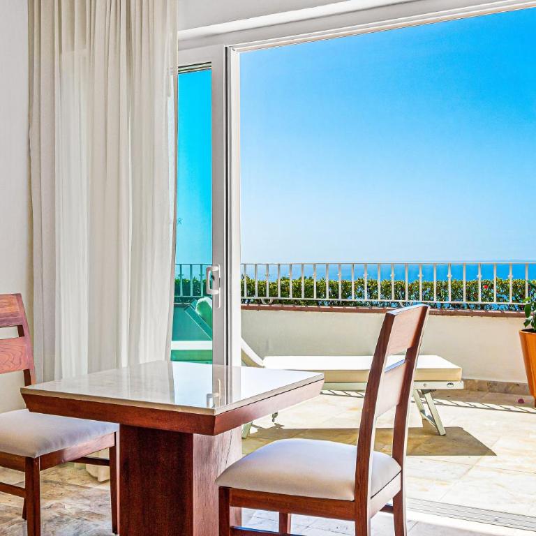 Elegant oceanview suite with heated pool, private hot tub & terrace dining - Vacation Home - 2