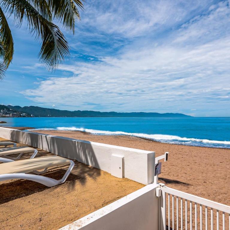 Stylish oceanfront condo with infinity pool, rooftop deck & beach access - Vacation Home - 38