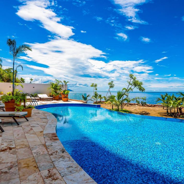 Exquisite waterfront condo with amazing pool, balcony & W/D - Vacation Home - 29