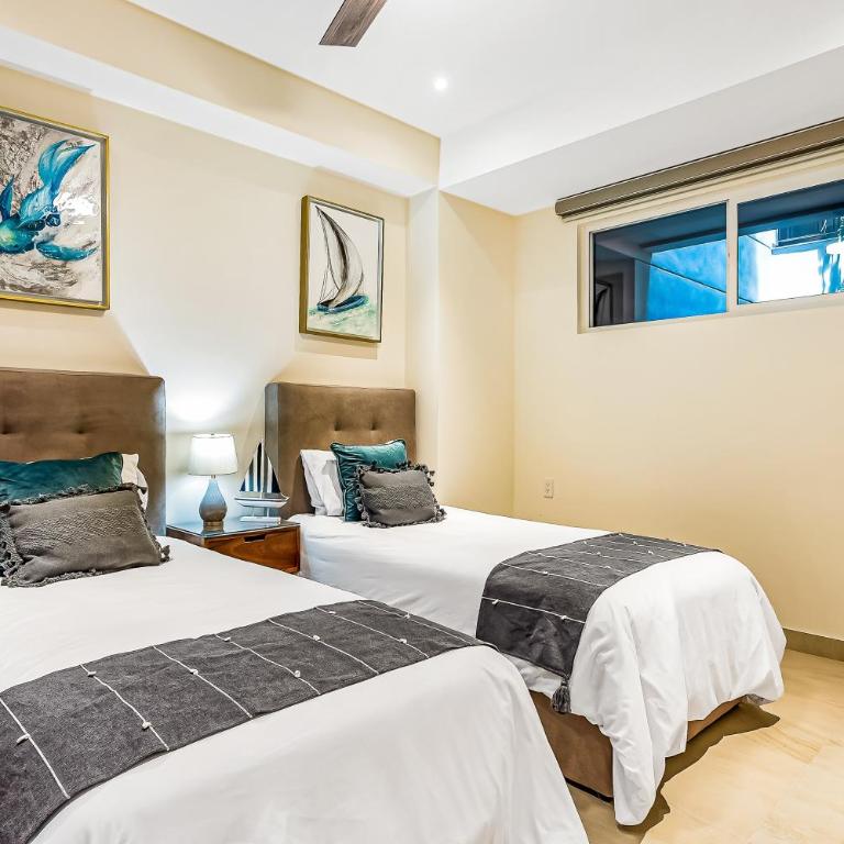 Mountain-view apartment near beach with balcony, rooftop pool, gym, & Ping-Pong - Casa - 25