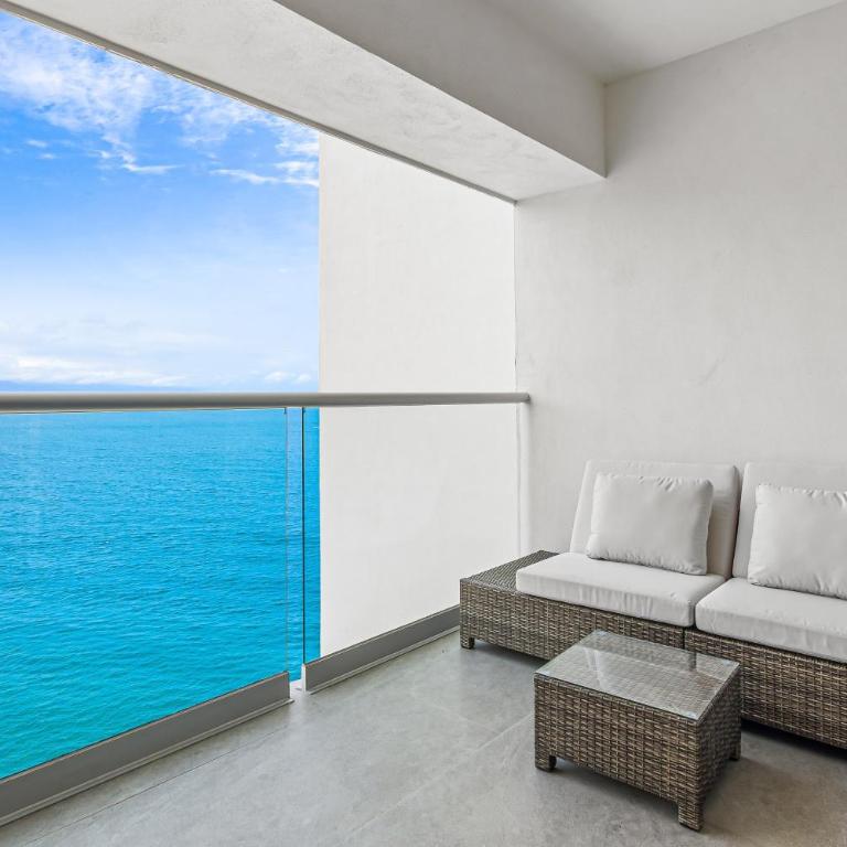 Stylish oceanfront condo with infinity pool, rooftop deck & beach access - Vacation Home - 22
