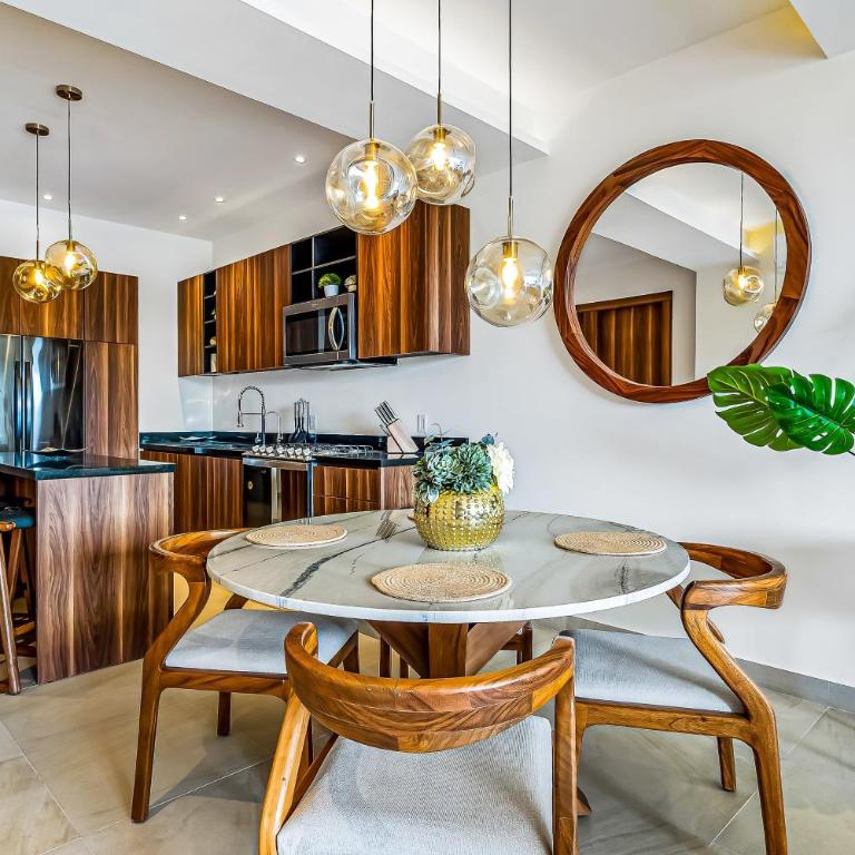 Mountain-view apartment near beach with balcony, rooftop pool, gym, & Ping-Pong - Casa - 10