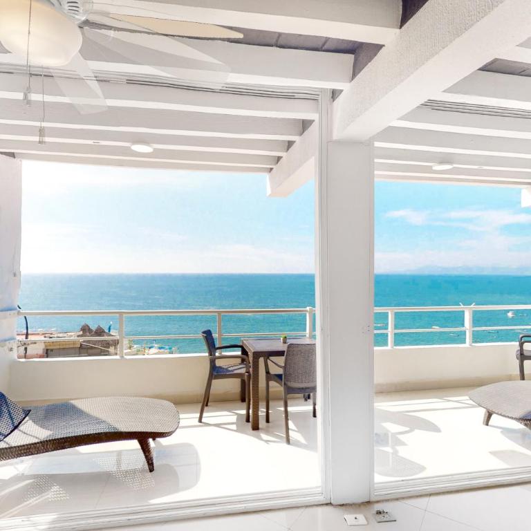 Modern & bright condo with ocean views & pool - walk to the beach - Vacation Home - 18