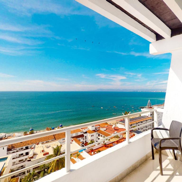 Modern & bright condo with ocean views & pool - walk to the beach - Vacation Home - 22