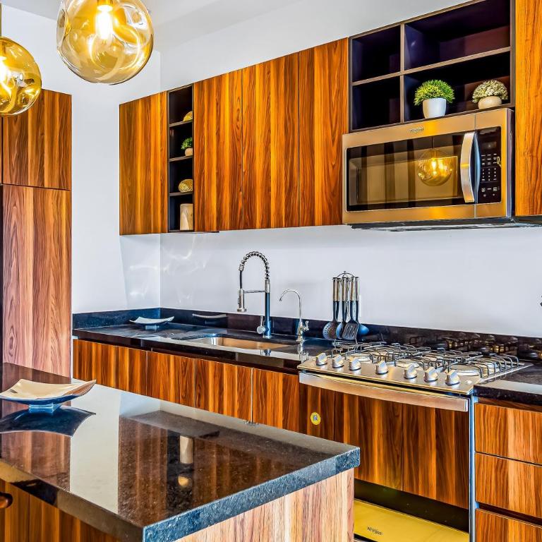 Mountain-view apartment near beach with balcony, rooftop pool, gym, & Ping-Pong - Casa - 13