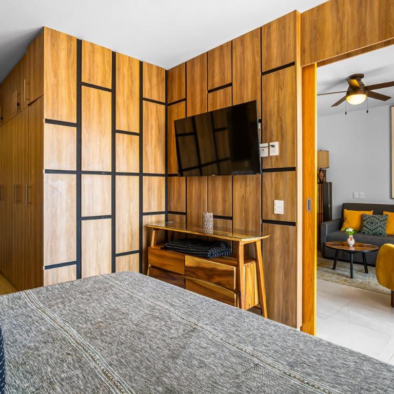 Bright coastal condo with pool access, private balcony & fast Wi-Fi - Vacation Home - 16